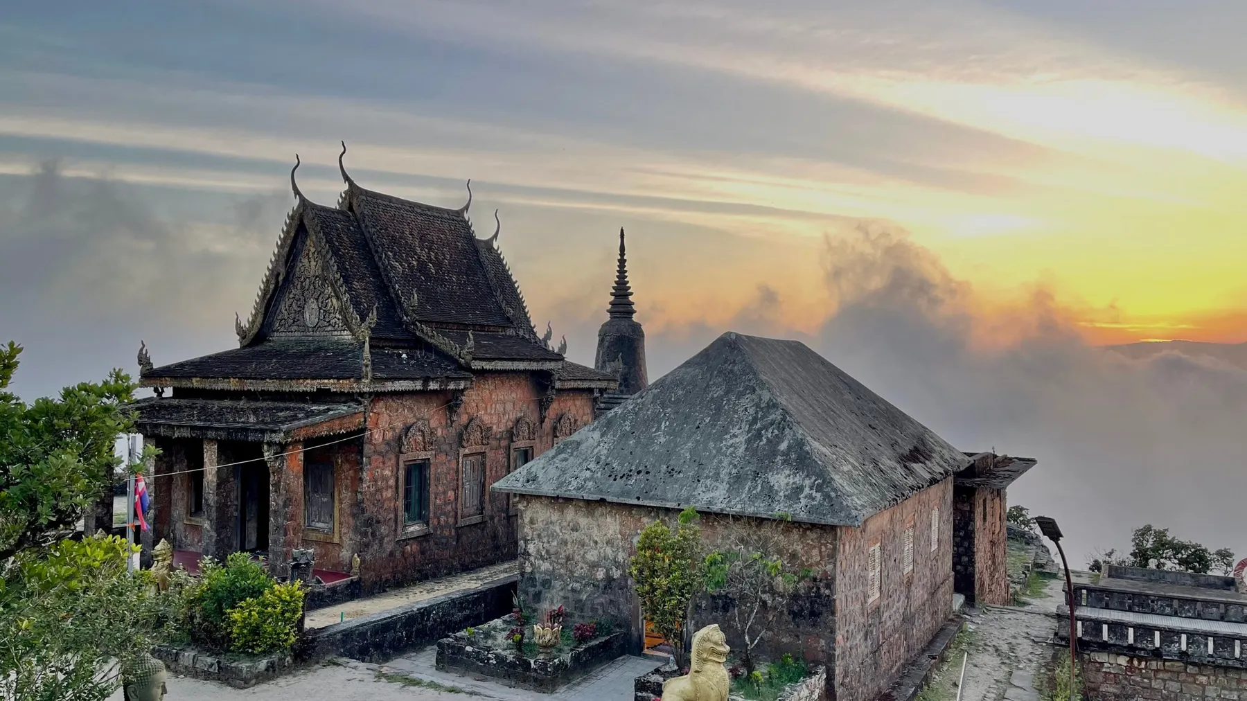 វត្តបុរាណលើភ្នំបូកគោ អាយុកាលជាង ១០០ឆ្នាំ កំពុងដង្ហើយរកអ្នកជួយសង្រ្គោះពីភាពទ្រុឌទ្រោមខ្លាំង