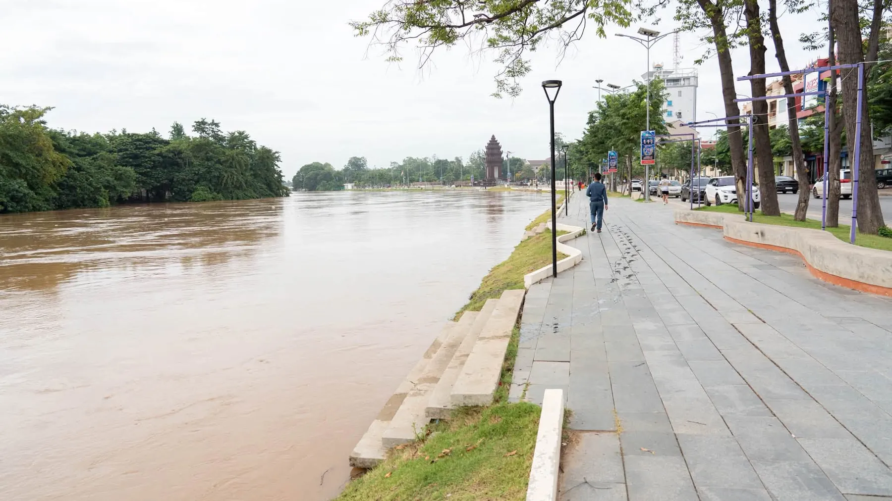 អាជ្ញាធរខេត្តបាត់ដំបងណែនាំពលរដ្ឋឲ្យប្រុងប្រយ័ត្ន ខណៈ​កម្ពស់ទឹកស្ទឹងសង្កែហក់ឡើងជិតដល់កម្រិតអាសន្ន