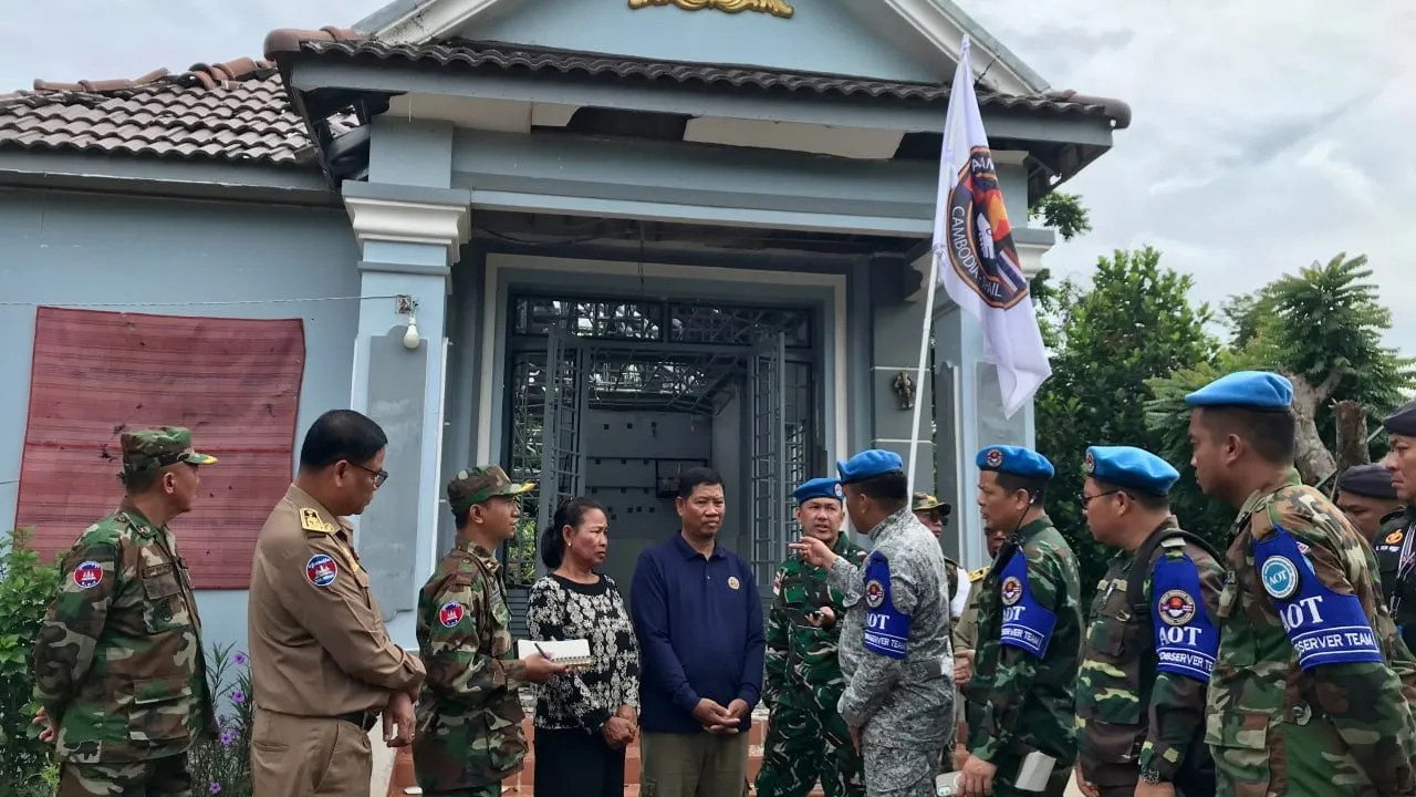 ក្រុមអ្នកសង្កេតការណ៍ AOT ចុះពិនិត្យស្ថានភាពភូមិដ្ឋានពលរដ្ឋខ្មែរ ដែលខូតខាតដោយការទម្លាក់គ្រាប់​ពីយោធាថៃ
