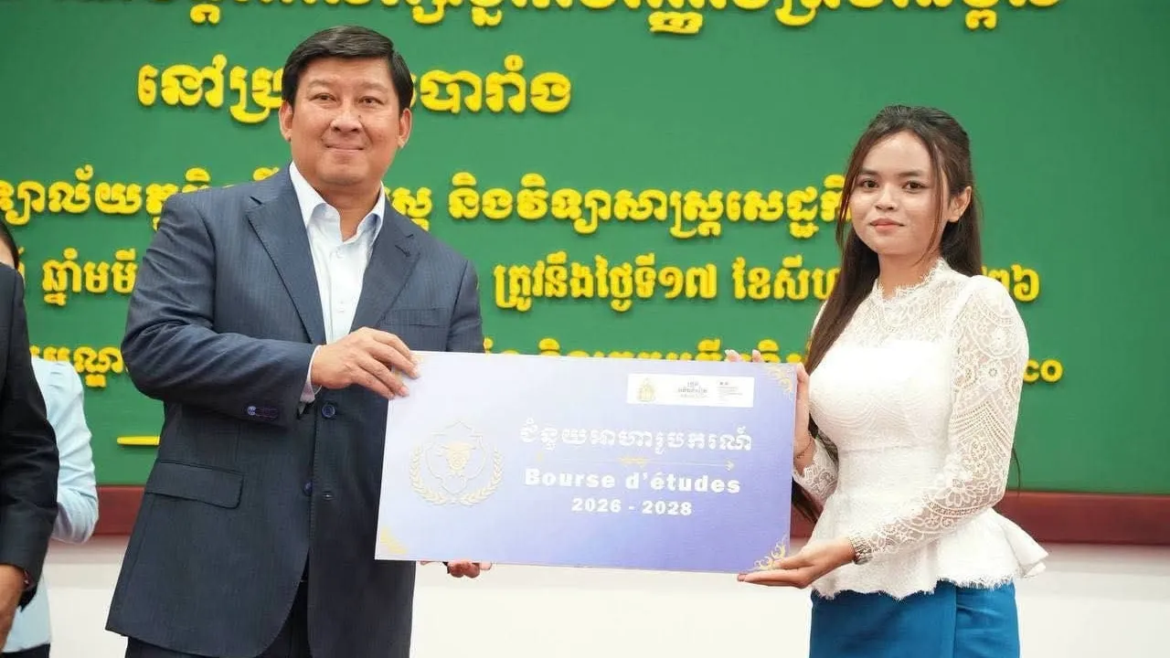 ឯកឧត្តម សាយ សំអាល់ លើកទឹកចិត្តដល់និស្សិត និងយុវជននៃកម្មវិធីសិក្សាផ្សេងៗ ខិតខំអភិវឌ្ឍខ្លួន និងយកបទពិសោធន៍ពីក្រៅប្រទេស មកអភិវឌ្ឍសង្គមជាតិ