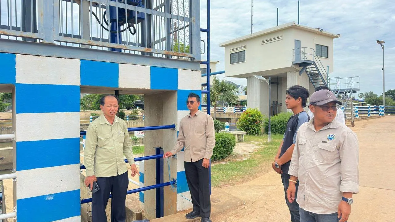 លោក អ៊ុច ហ៊ីង ចុះពិនិត្យការគ្រប់គ្រង និងការប្រើប្រាស់អាងទឹកដូនទ្រី ព្រមទាំងប្រព័ន្ធធារាសាស្ត្រ ក្នុងភូមិសាស្ដ្រខេត្តបាត់ដំបង