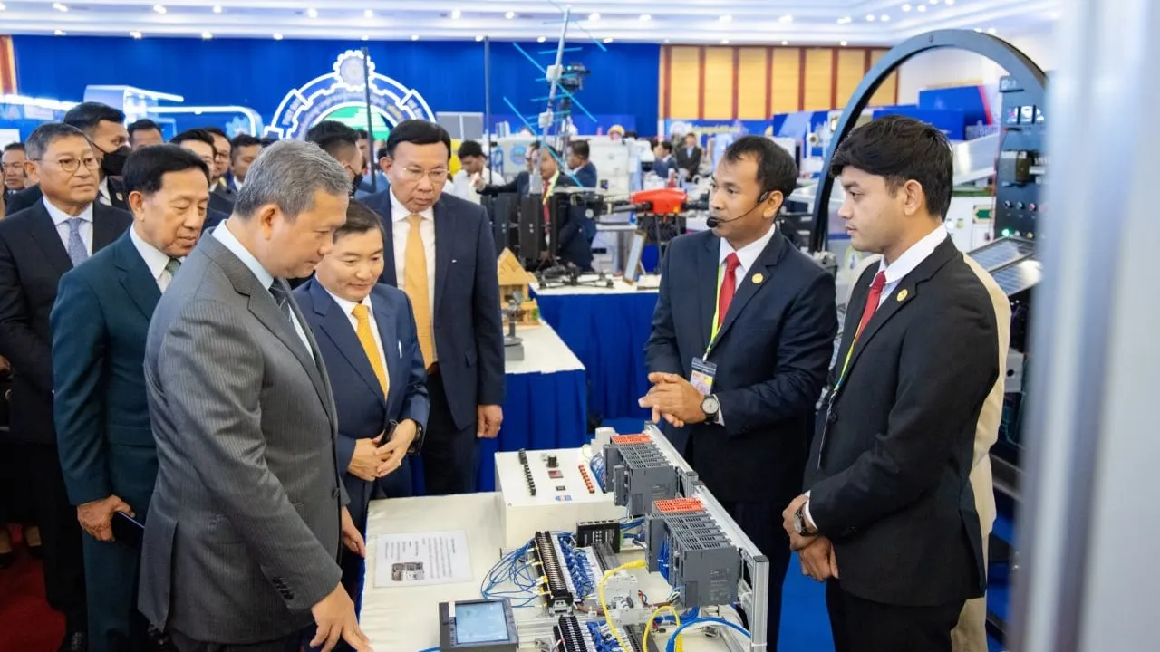 រយៈពេល​៣ឆ្នាំនៃអាណត្តិ​សម្ដេចធិបតី យុវជនក្រី​ក្រ និងប្រ​ជាពលរដ្ឋ​ជិត ៥០ម៉ឺន​នាក់ មាន​ជំនាញ​ជាក់​លាក់ ជាគន្លឹះ​ទទួល​បាន​ការ​ងារ​សម​រម្យ
