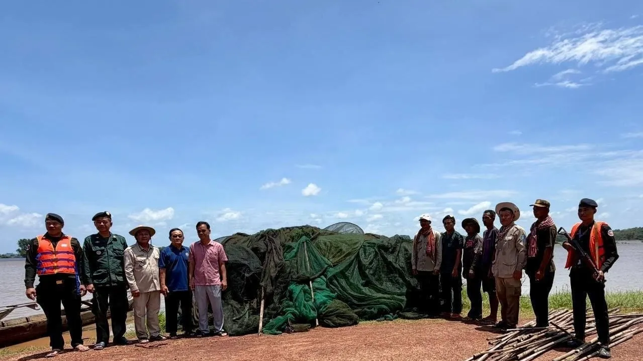 កម្លាំងជំនាញចុះបង្ក្រាបបទល្មើសជលផលនៅស្រុកព្រែកប្រសព្វ រុះរើរបាំងស្បៃមុងជាង ១,៦គីឡូម៉ែត្រ