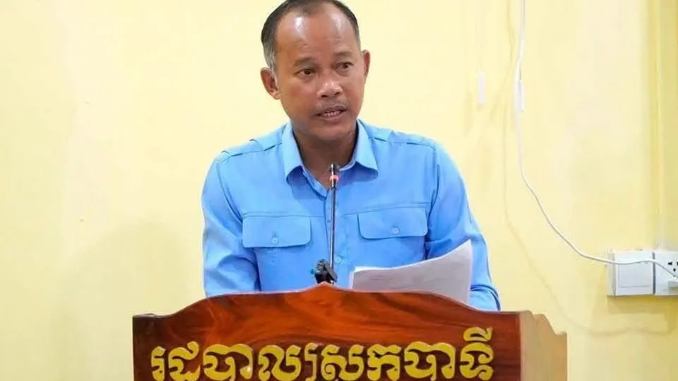 អភិបាលស្រុកបាទីដាក់កំហិតមន្រ្តីមិនឲ្យចូលសាលាស្រុកបើមិនពាក់មួកសុវត្ថិភាព
