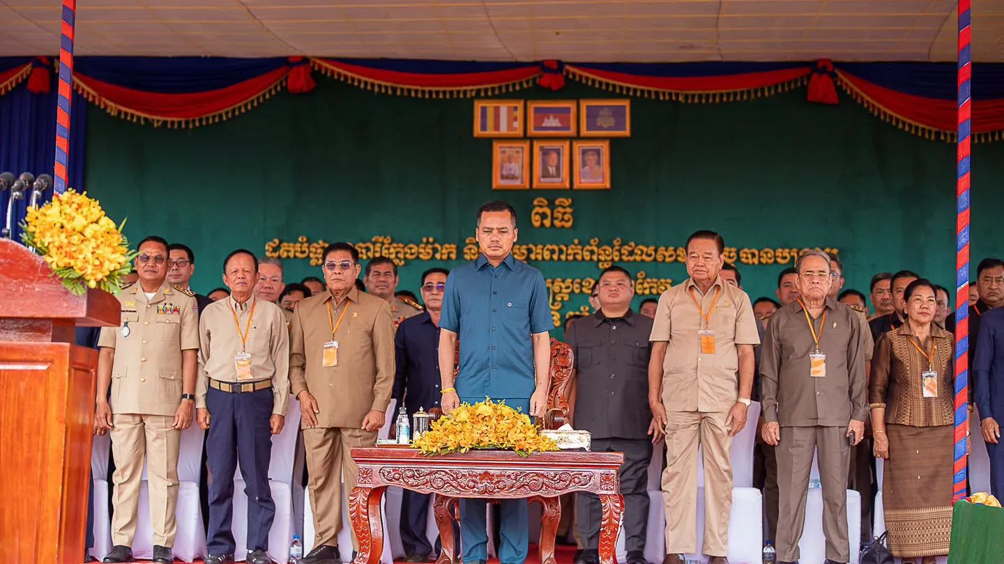 ដុតបំផ្លាញចោលបារីក្លែងក្លាយប៉ះពាល់សុខភាព និងបរិស្ថានប្រមាណ ៨០០តោននៅខេត្តតាកែវ