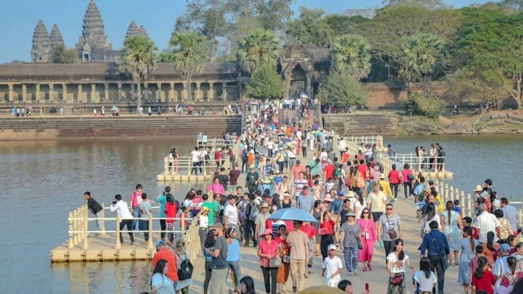 ភាពទន់ខ្សោយនៃវិស័យទេសចរណ៍ធ្វើឲ្យធនាគារ ADB បន្ទាបការព្យាករកំណើនសេដ្ឋកិច្ចកម្ពុជាពី ៤,១%មកនៅត្រឹម៣,៩%វិញ