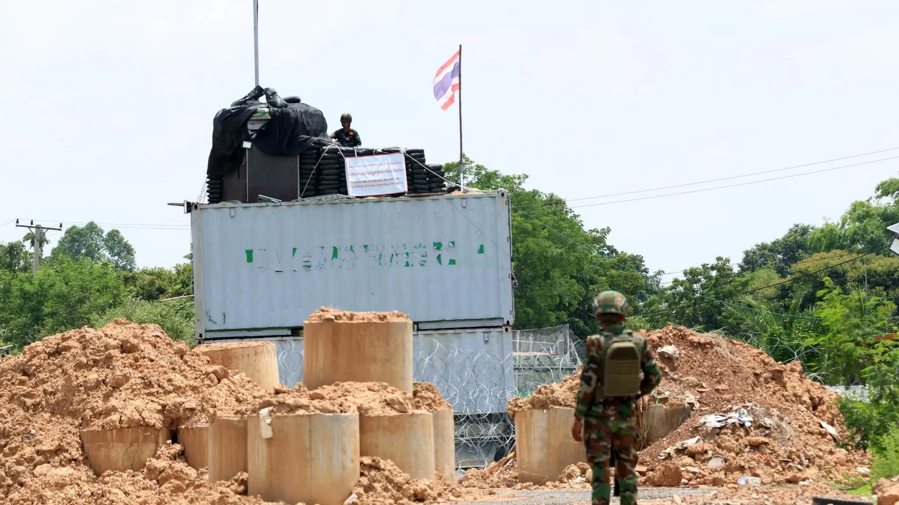 ថៃថា «ទីតាំងកងទ័ពមិនកំណត់ព្រំដែន»៖ ដូច្នេះ របង លួសបន្លា កុងតឺន័រ និងលេណដ្ឋាន ក៏មិនអាចកំណត់អធិបតេយ្យភាពបានដែរ និងគួរអនុញ្ញាតឱ្យ JBC បន្តការងាររបស់ខ្លួនស្របតាម ប្រការ៣ នៃសេចក្តីប្រកាសរួមថ្ងៃទី២៧ ខែធ្នូ ឆ្នាំ២០២៥