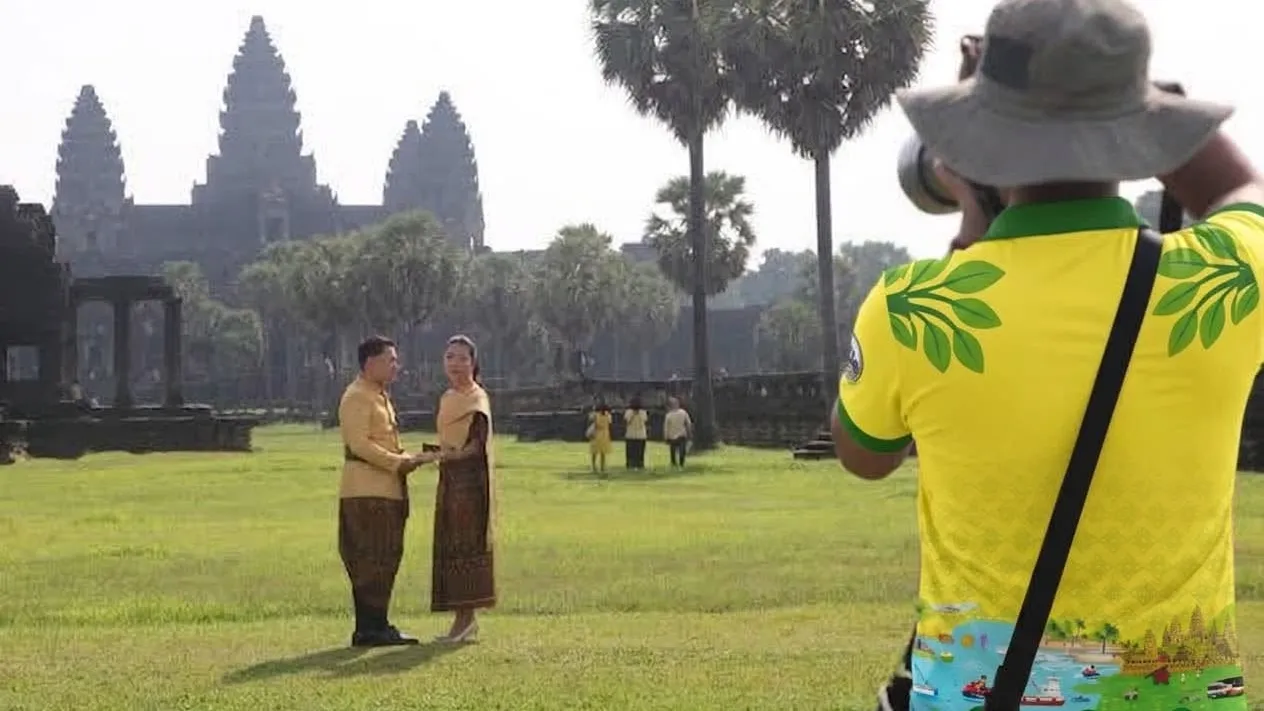 ទៅទស្សនាថ្ងៃរះចំកំពូលប្រាសាទអង្គរវត្ត កុំភ្លេចឲ្យក្រុមការងារអាវលឿងជួយថតរូបស្អាតៗជូនដោយឥតគិតថ្លៃ