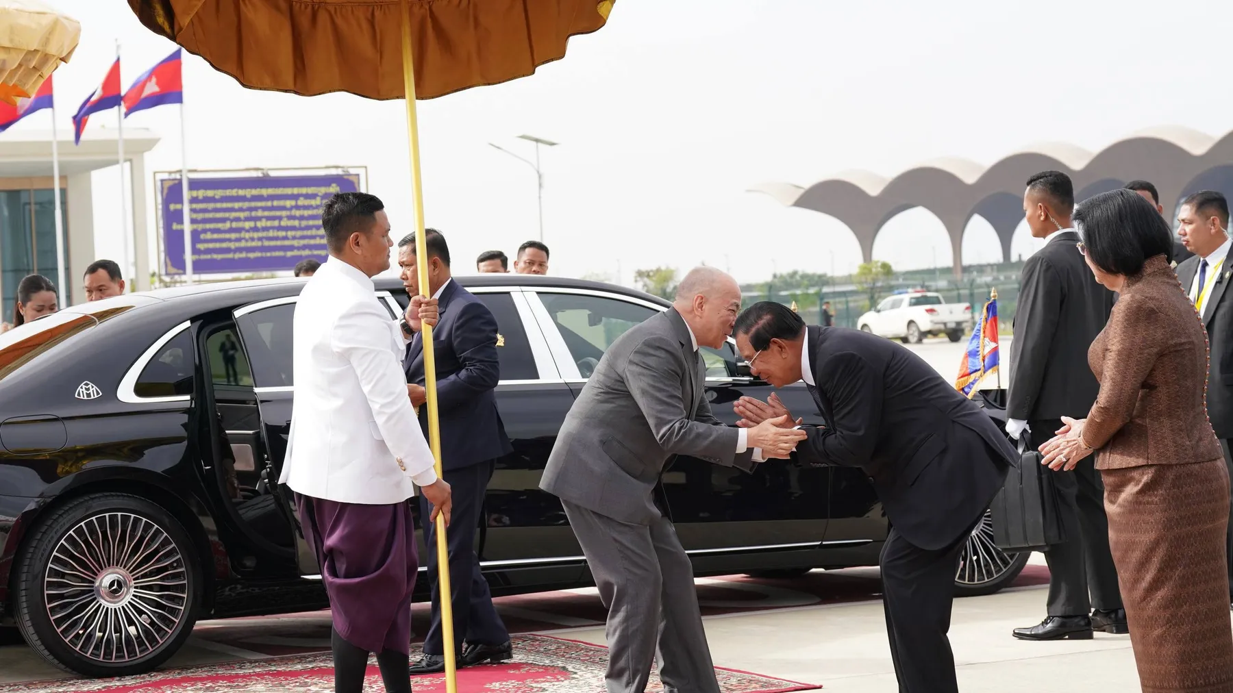 ព្រះមហាក្សត្រកម្ពុជា និងសម្តេចព្រះមហាក្សត្រី ស្ដេចយាងទៅពិនិត្យព្រះរាជសុខភាពនៅប្រទេសចិន