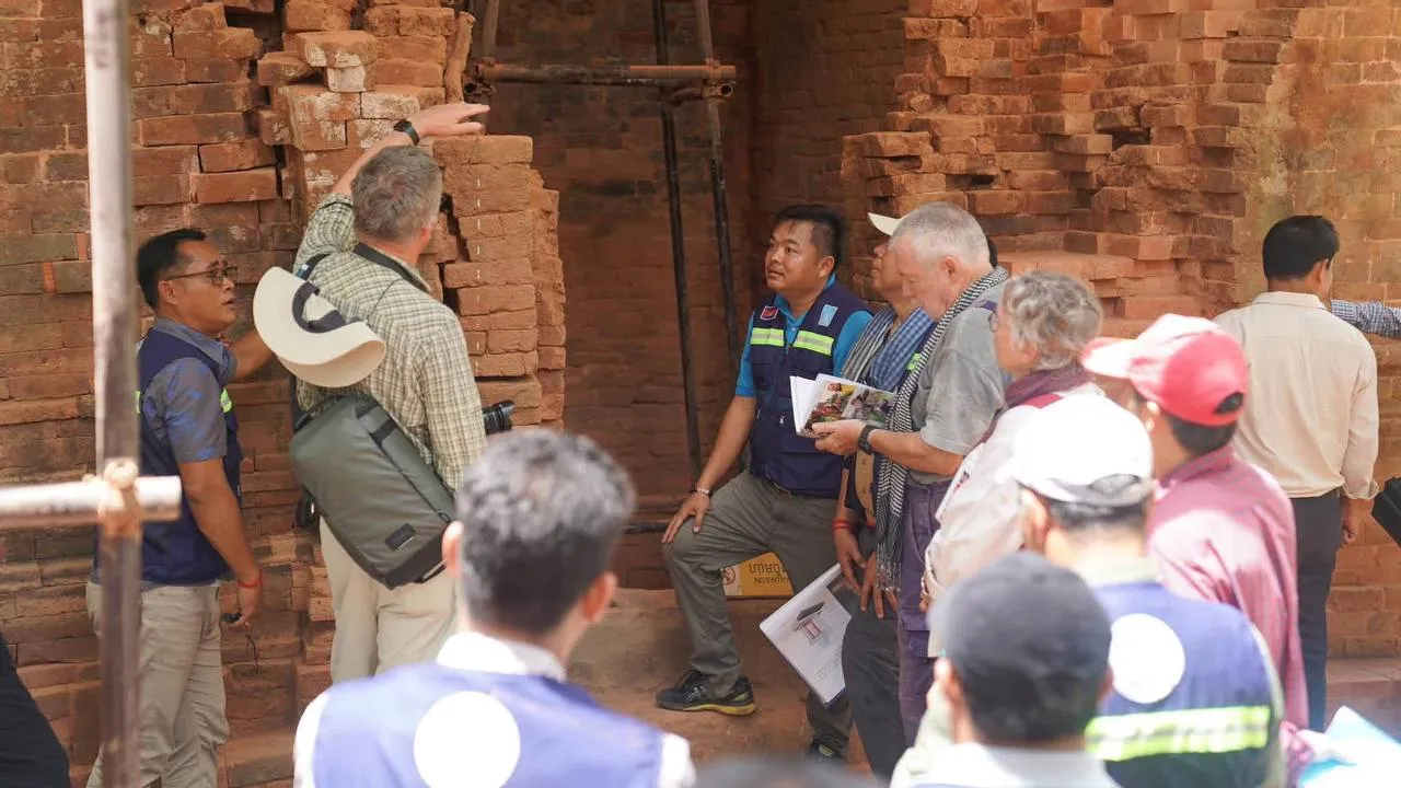 ក្រុមអ្នកជំនាញចុះពិនិត្យវឌ្ឍនភាពការងារសង្រ្គោះបន្ទាន់ប្រាសាទព្រះវិហារ