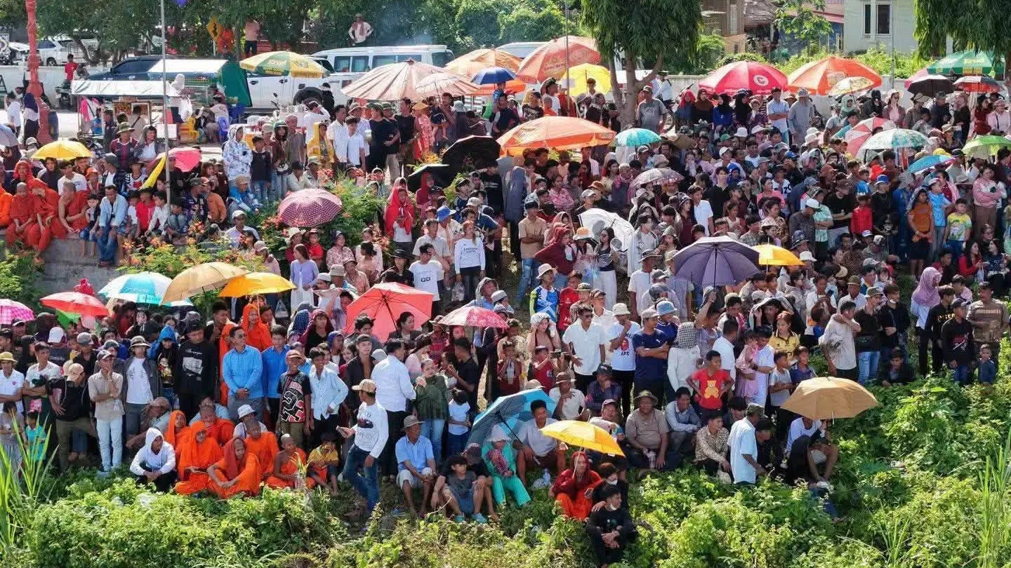 តាមការប៉ាន់ស្មាន ប្រជាពលរដ្ឋចំណាយប្រហែល ១៣០លានដុល្លារក្នុងរដូវបុណ្យភ្ជុំ ដែលបង្កើតជាកម្លាំងចលករជំរុញកំណើនសេដ្ឋកិច្ចមូលដ្ឋាន