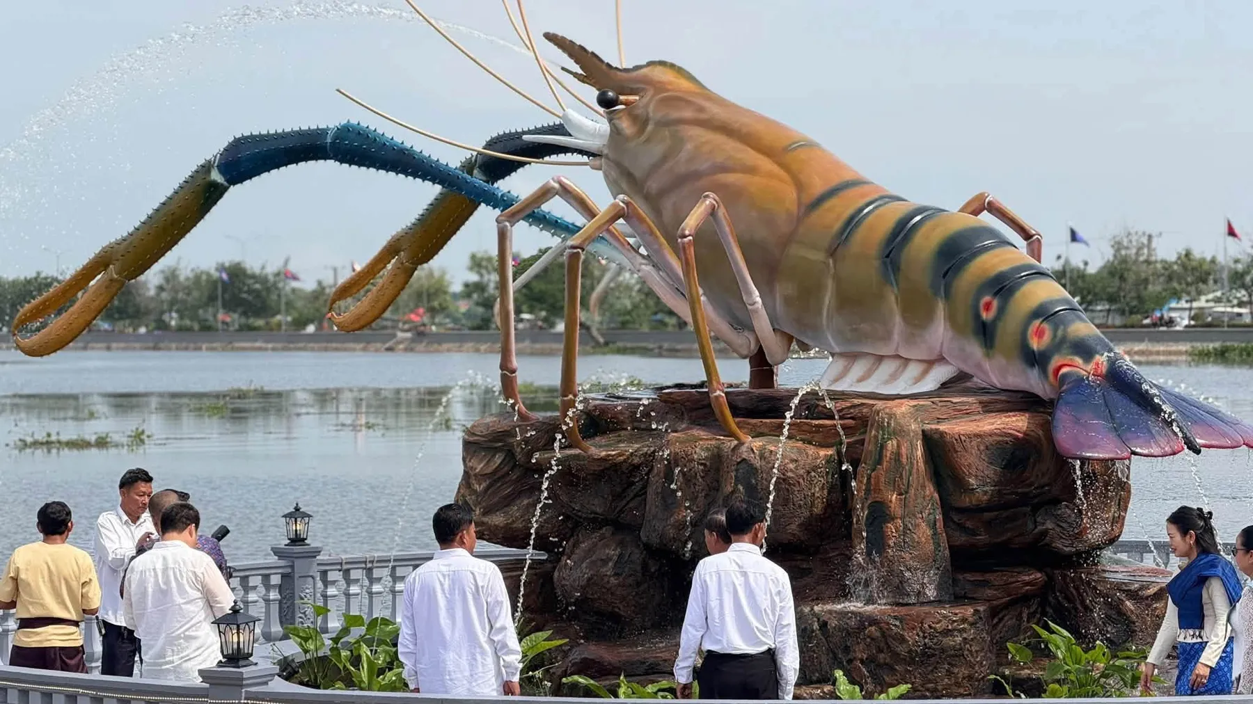 រូបសំណាកបង្កងទឹកសាបខេត្តតាកែវ ត្រៀមស្វាគមន៍ភ្ញៀវទេសចរនៅ​​ថ្ងៃអុំទូក​​ចុងសប្តាហ៍នេះ