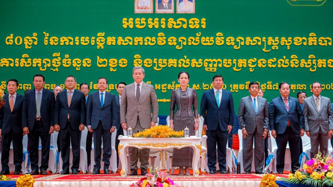 សម្តេចមហាបវរធិបតី និងលោកជំទាវបណ្ឌិត អញ្ជើញចូលរួមអរសាទរខួបលើកទី៨០ឆ្នាំ នៃថ្ងៃបង្កើតសាកលវិទ្យាល័យវិទ្យាសាស្ត្រសុខាភិបាល សម្ពោធអគារសិក្សាថ្មី ២ខ្នង និងប្រគល់សញ្ញាបត្រជូនដល់និស្សិតជ័យលាភី នៃសាកលវិទ្យាល័យវិទ្យាសាស្ត្រសុខាភិបាល។