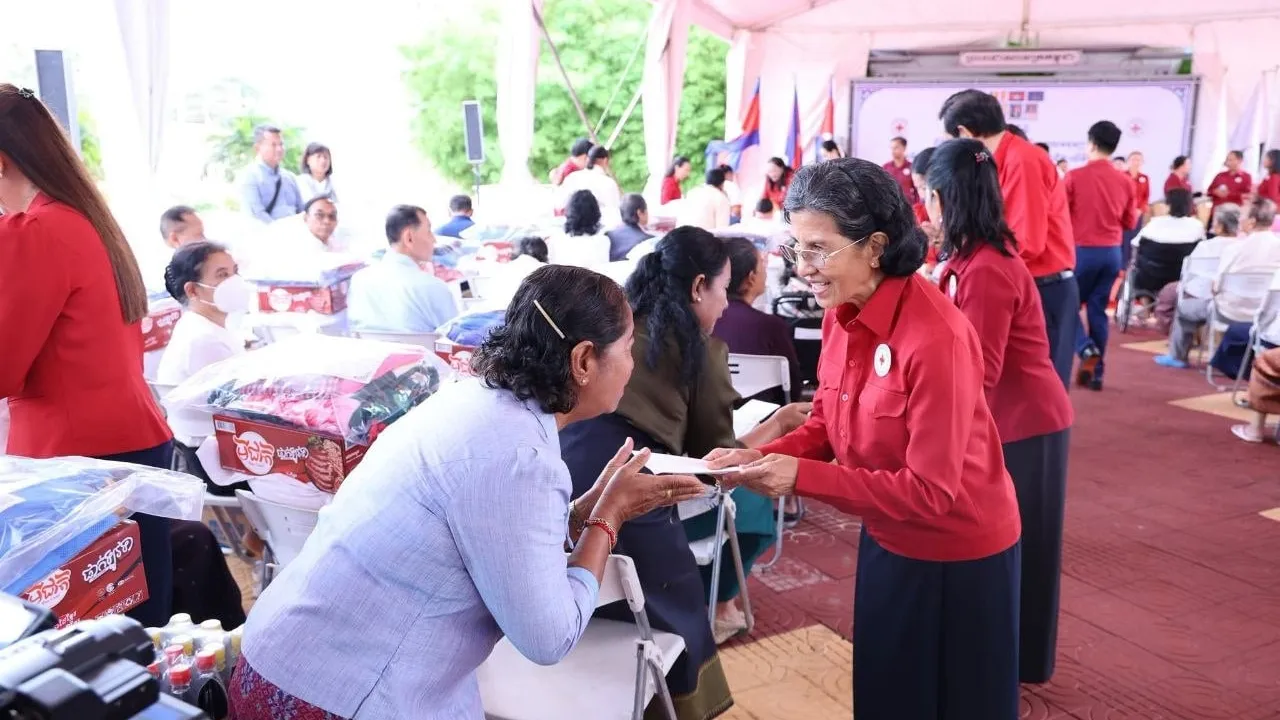 កាកបាទក្រហមកម្ពុជាជូនអំណោយមនុស្សធម៌ជូននិវត្តន៍ជន និងសិល្បករចាស់ព្រឹទ្ធាចារ្យ ២៥១នាក់ ក្នុងរដូវកាលភ្ជុំបិណ្ឌ