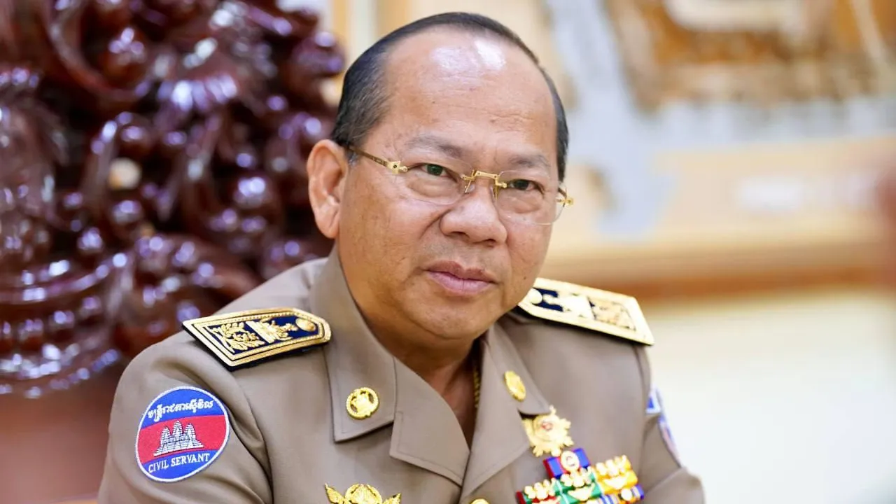 អភិបាលខេត្តកំពតបញ្ជាឲ្យបិទទីតាំងអាជីវករមួយចំនួននៅឆ្នេរកោះស្មៅ ដែលបានវាតទីតំបន់ឆ្នេរ