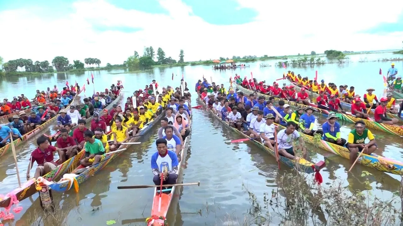 ស្ពានស្រែង៖ប្រណាំងទូក «ង» ភ្ជាប់បេះដូងពលរដ្ឋ ២​ខេត្ត អបអរភ្ជុំបិណ្ឌ និងប្រាប់យុវជនឱ្យចៀសឆ្ងាយពីគ្រឿងញៀន