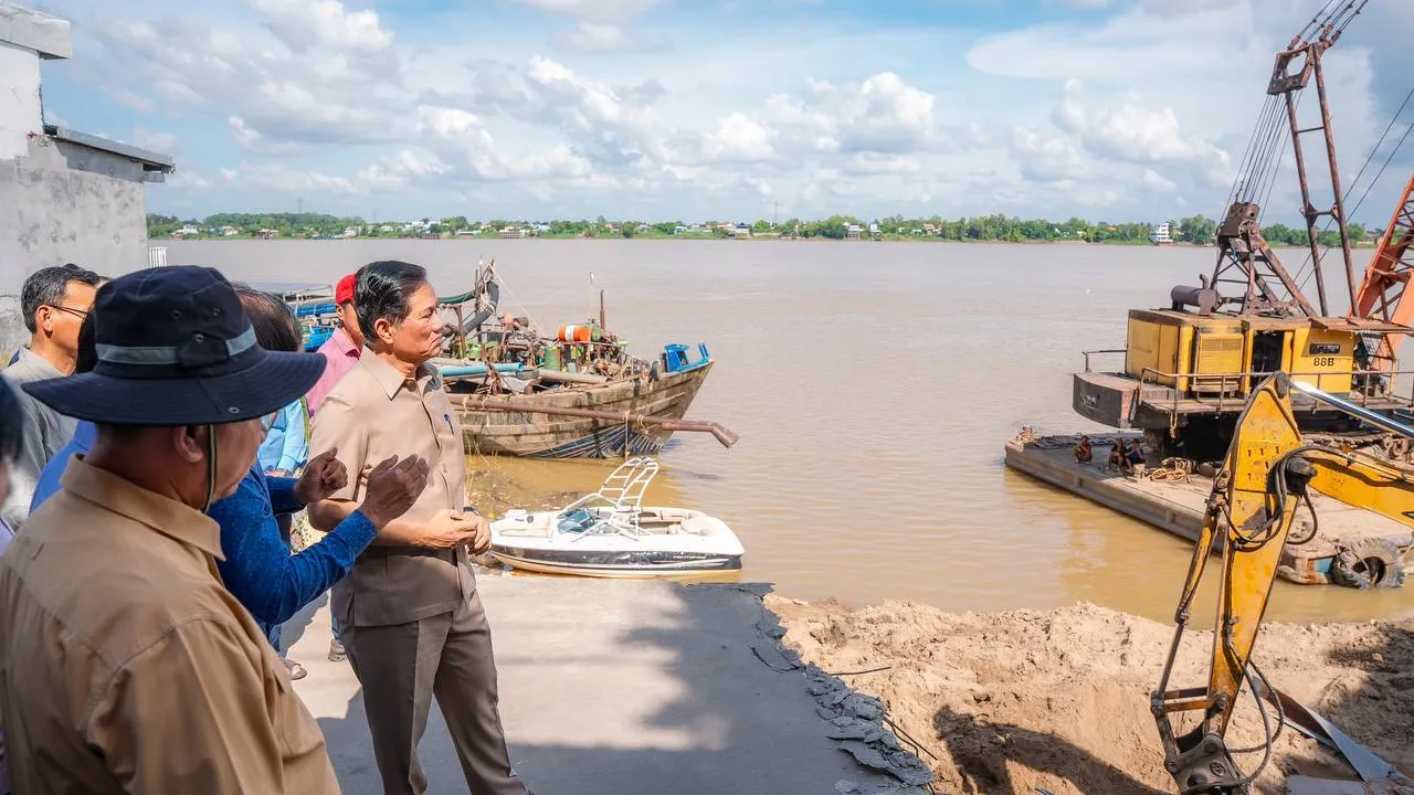 អភិបាលរាជធានីភ្នំពេញចុះពិនិត្យទីតាំងបាក់ច្រាំងនៅព្រែកលៀប ដើម្បីចាត់វិធានការទប់ស្កាត់កុំឱ្យបាក់បន្ត