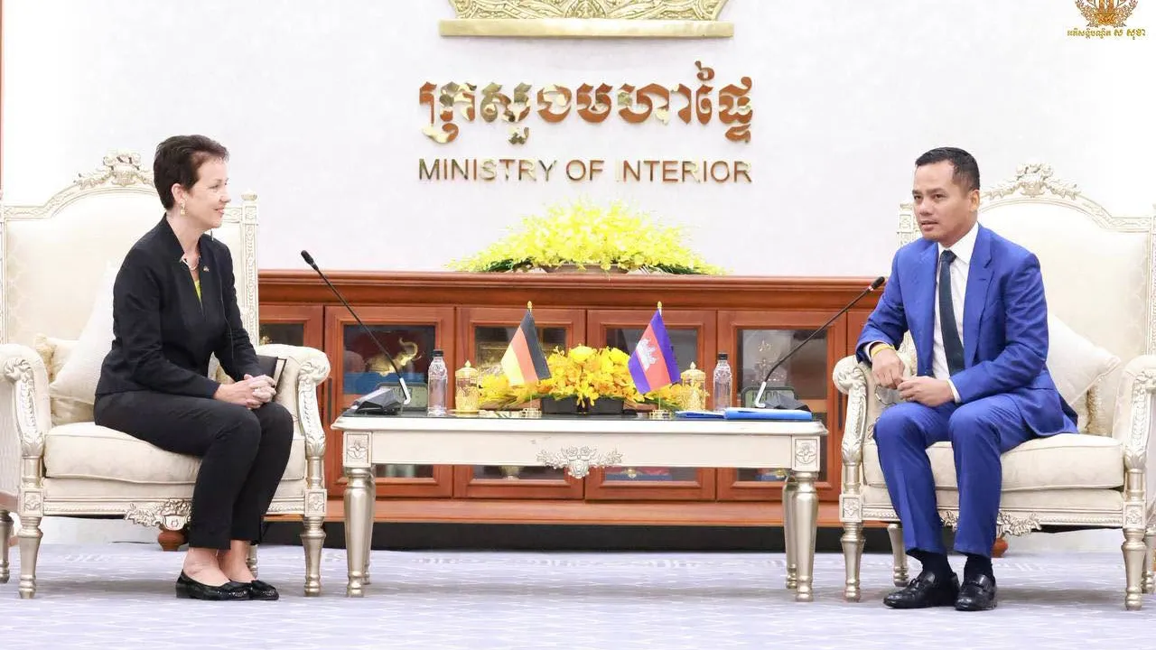 អាល្លឺម៉ង់ប្តេជ្ញាបន្តជួយជំរុញការងារវិមជ្ឈការនៅកម្ពុជា ខណៈមេដឹកនាំមហាផ្ទៃកម្ពុជា រំលេចសមិទ្ធផលបង្ក្រាបបទល្មើសអនឡាញជូនទូតថ្មី