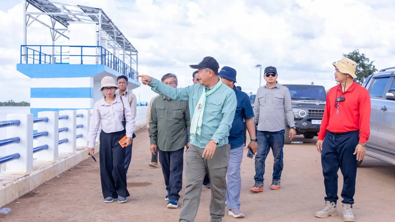 អភិបាលខេត្តបន្ទាយមានជ័យ ចុះពិនិត្យប្រភពទឹក និងអំពាវនាវឱ្យប្រជាពលរដ្ឋត្រៀមទប់ទល់បាតុភូអែល នីញ៉ូ