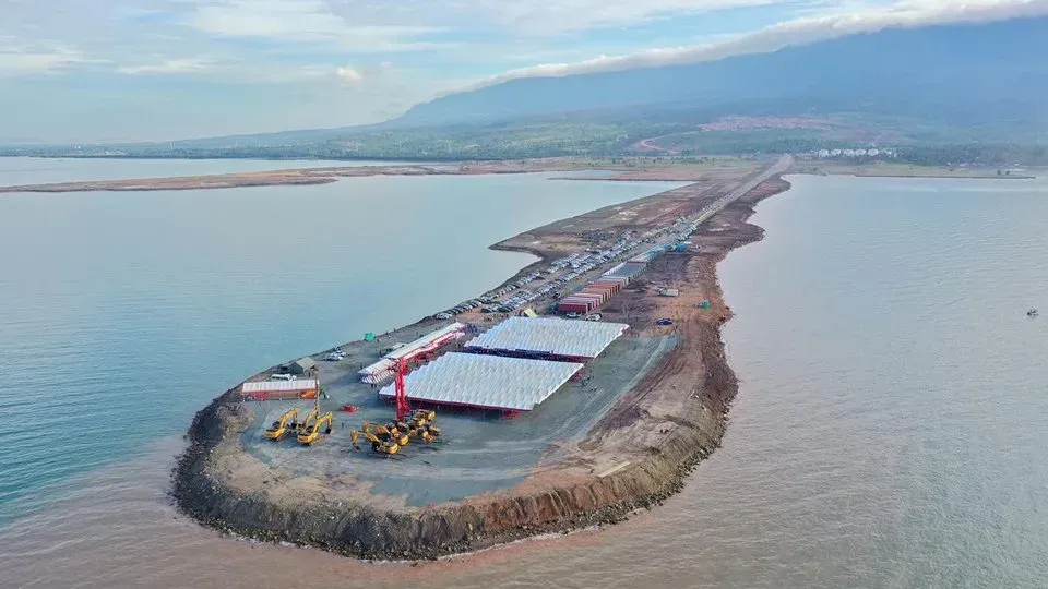 កំពង់ផែកំពត ​ឡូជីស្ទីក​ ទំហំ​ជាង ​១០លានម៉ែត្រ​ការ៉េ​ នឹងជួយ​ជំរុញ​ឱ្យ​ការធ្វើពាណិជ្ជកម្ម​​ កម្ពុជា-អន្តរជាតិ កាន់តែងាយស្រួ​ល​