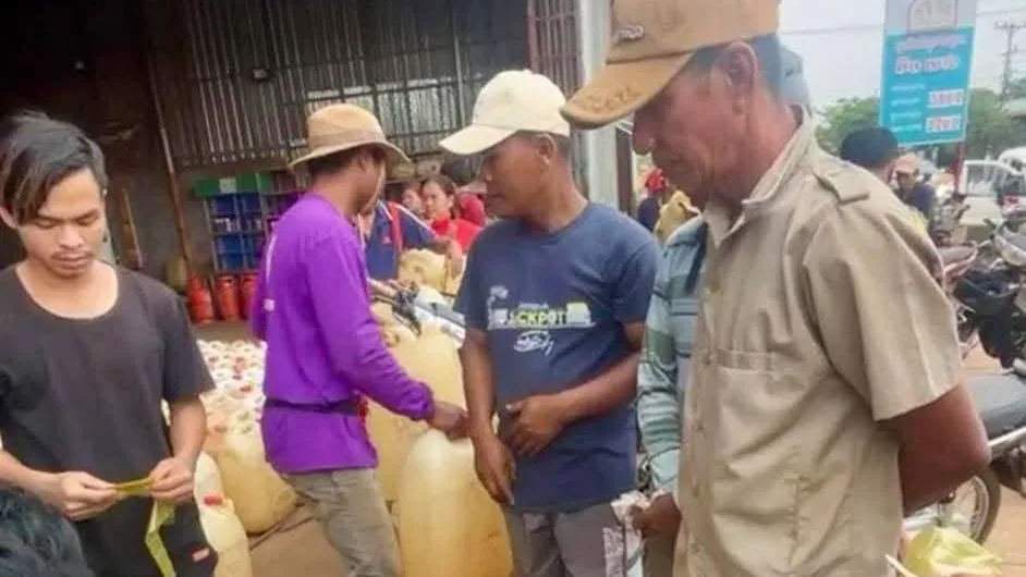 ពលរដ្ឋសម្រុកទិញប្រេងស្តុកទុក ខណៈតម្លៃកំពុងហក់ឡើងខ្ពស់
