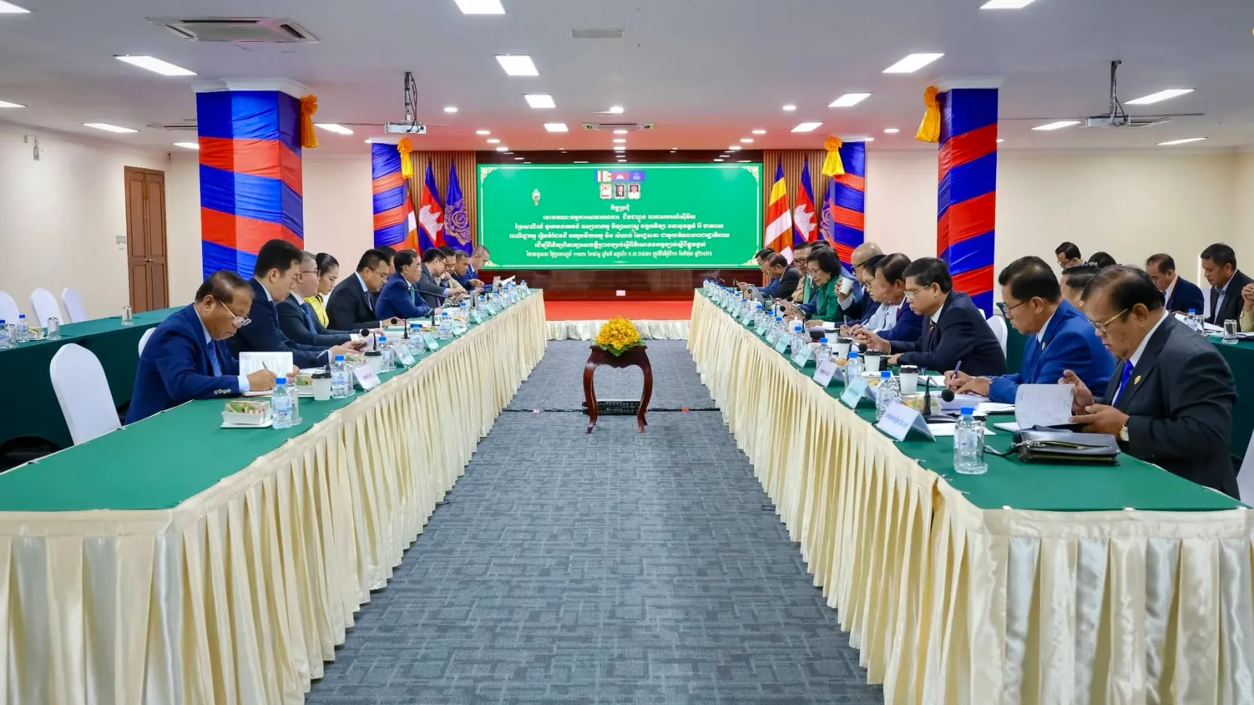 រដ្ឋសភា ត្រៀមអនុម័តប្រញាប់លើវិសោធនកម្មច្បាប់ផ្លូវថ្នល់ ១៥ មាត្រា៖ ទប់ស្កាត់ឡានលើសទម្ងន់ និងបន្ថយថ្លៃឡូជីស្ទិក
