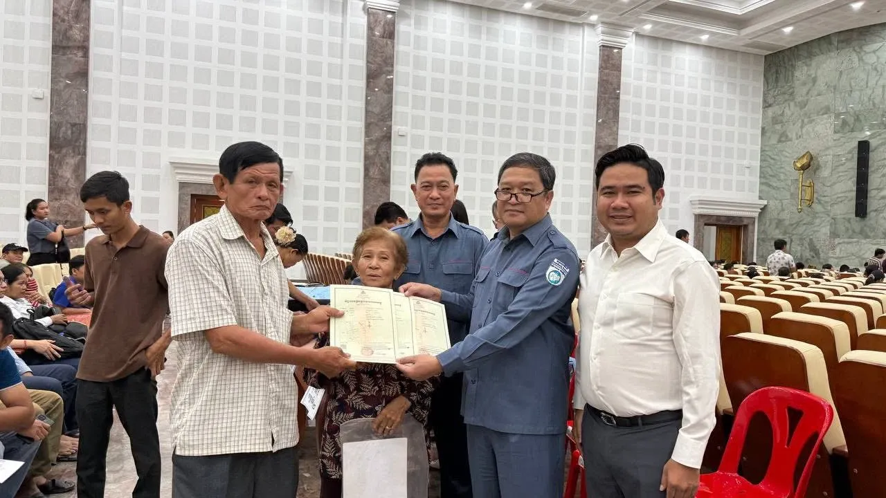 រាជធានីភ្នំពេញ ​បានបញ្ចប់​ជាផ្លូវការ​នូវ​ការ​ចុះ​បញ្ជីដីធ្លី​ និង​ប្រគល់​បណ្ណ​ជូន​ប្រជាពលរដ្ឋ​