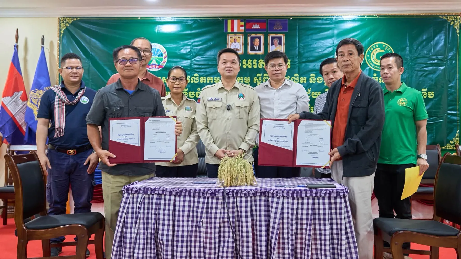 សហគមន៍​កសិកម្ម​ទំនើប​នៅ​បាត់ដំបង​​និង​បន្ទាយមានជ័យ​ ​ចុះ​កិច្ចសន្យា​ផ្គត់ផ្គង់​ស្រូវ​ក្នុង​តម្លៃ​ ​១​,​២​លាន​ដុល្លារ