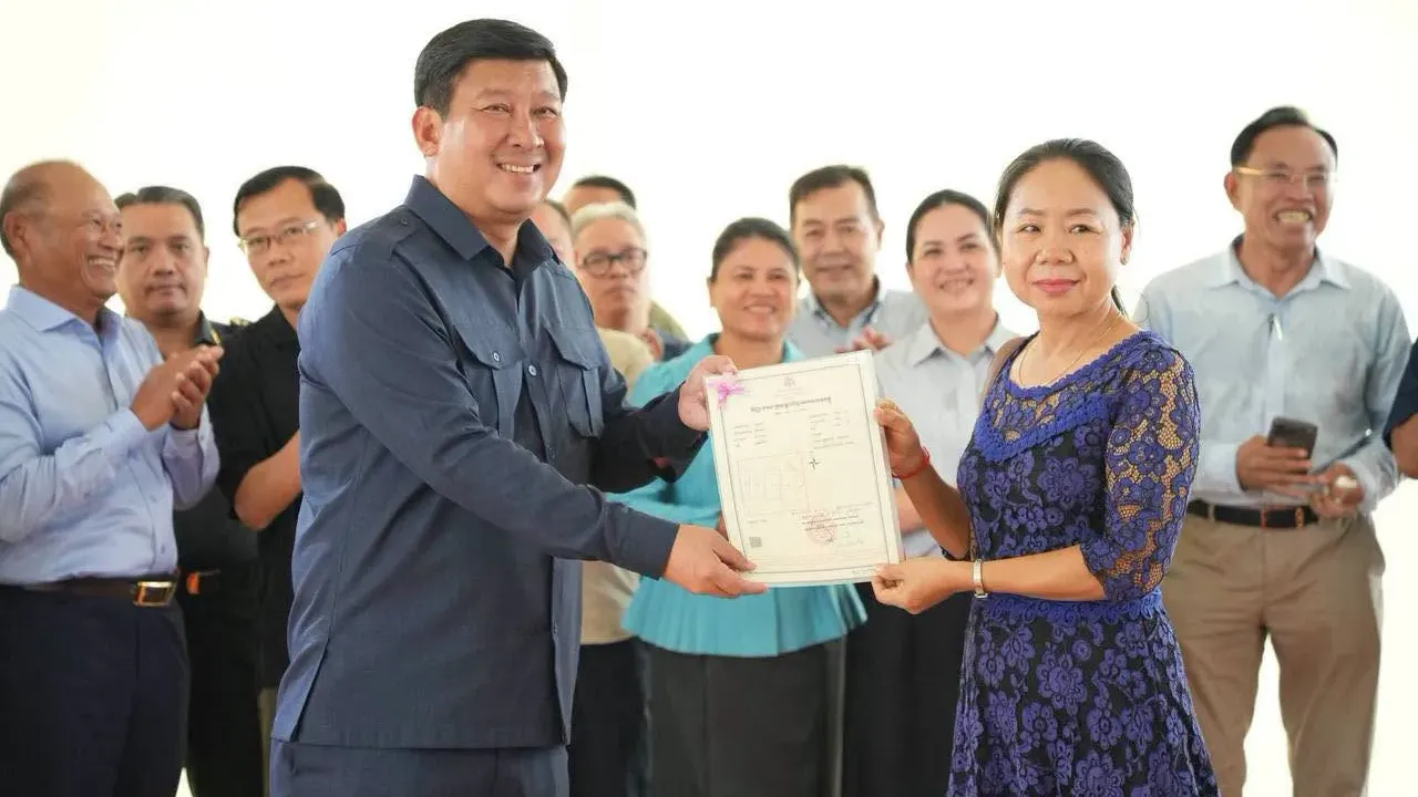 ឯកឧត្តម សាយ សំអាល់ អញ្ជើញប្រគល់វិញ្ញាបនបត្រសម្គាល់ម្ចាស់អចលនវត្ថុដល់អតិថិជនបុរី ឡេង ណាវ៉ាត់ត្រា ផ្លូវជាតិ ៦A