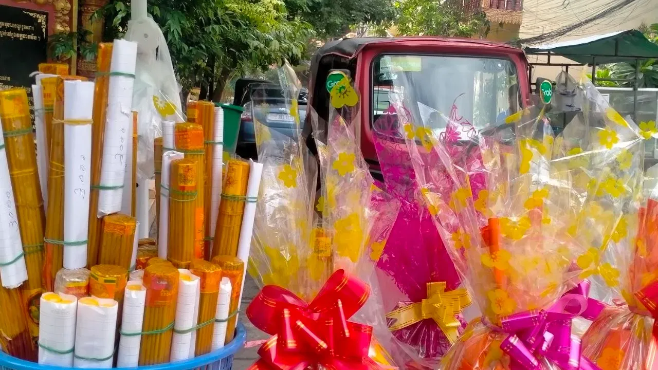 ទីផ្សារសាដក និងគ្រឿងទេយ្យទានរដូវភ្ជុំបិណ្ឌ ជាមួយផលិតផលខ្មែរ ជួយបង្កើនចរន្តសេដ្ឋកិច្ចក្នុងស្រុក