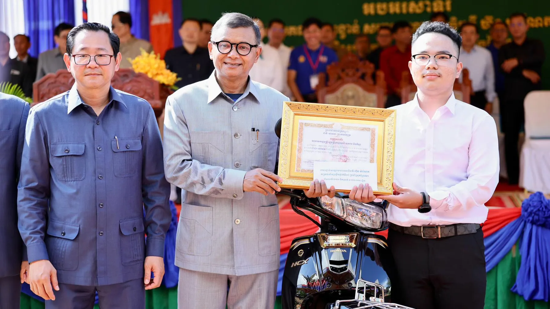 ឡេង រក្សា ម្ចាស់ជ័យលាភីលេខ១ សិស្សឆ្នើមថ្នាក់ទី១០ ពានរង្វាន់ «សម្តេចមហាបវរធិបតី ហ៊ុន ម៉ាណែត» ប្រចាំស្រុកព្រៃឈរ