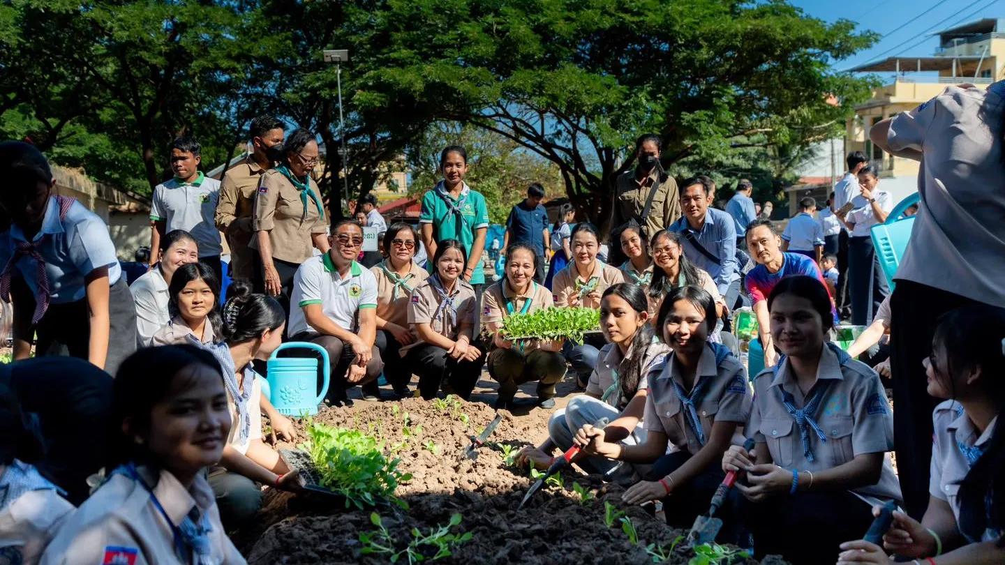 ចលនា "យើងរួមគ្នាដើម្បីជាតិ!" ៖ ស្រ្តីទីមួយកម្ពុជា បំផុសឱ្យកាយឫទ្ធិនារីកម្ពុជាដាំបន្លែជួយដល់វីរកងទ័ព និងជនភៀសសឹក