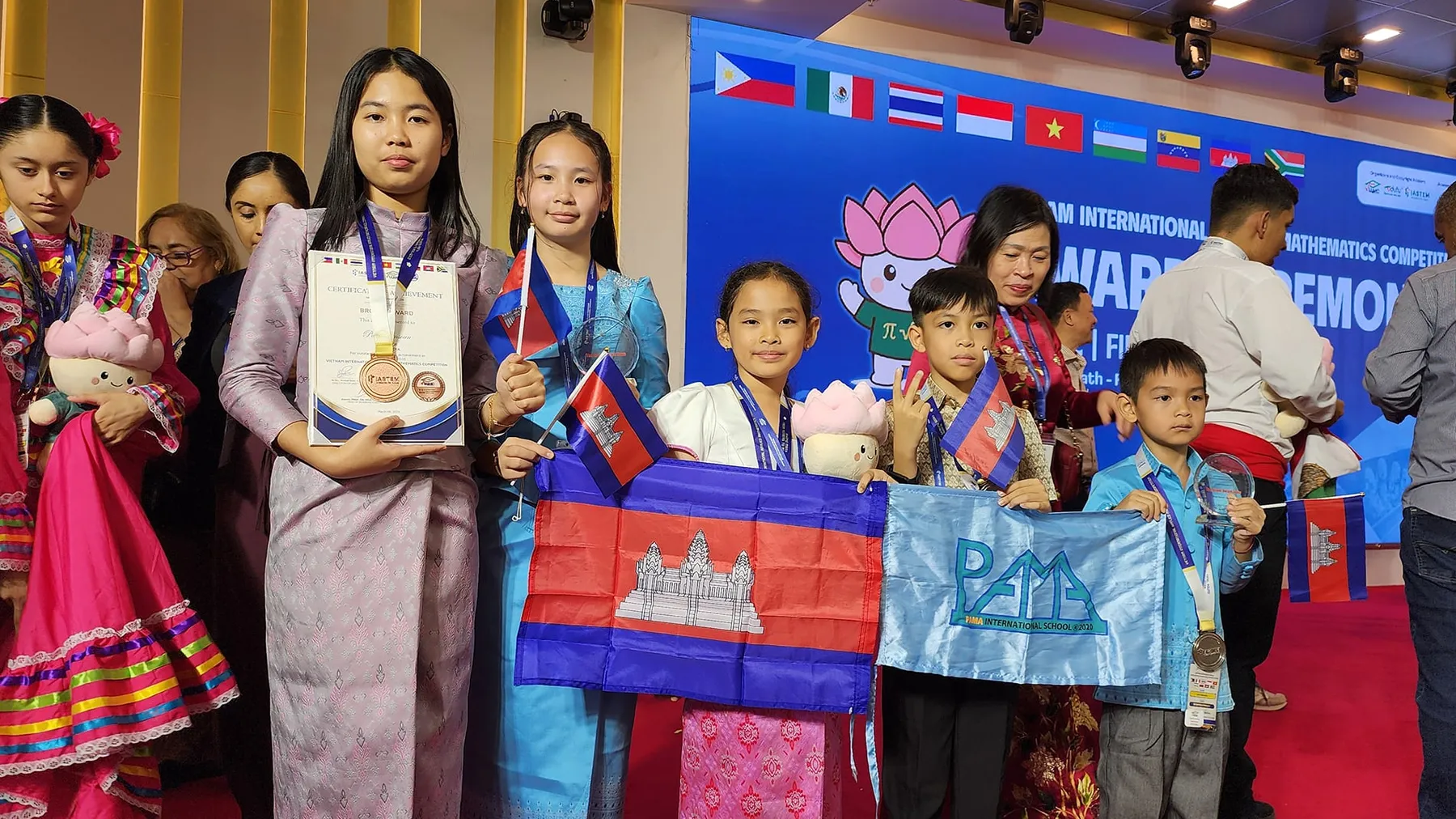 សិស្សឆ្នើមកម្ពុជា៣រូប ជំរុញយុវជនពង្រឹងសមត្ថភាពក្រោយឈ្នះមេដាយអន្តរជាតិពីចិន