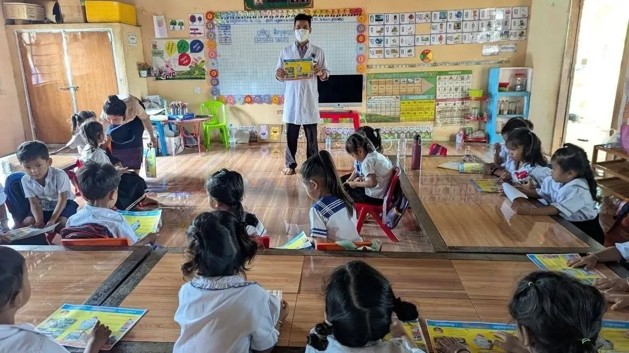 ក្រសួង​អប់រំ ​ពង្រឹង​វិធានការ​ទប់ស្កាត់​ជំងឺ​គ្រុន​ឈាម​នៅ​សាលារៀន​ ​ខណៈ​កុមារ​ជិត​ ​១,៩០០​នាក់​ទទួល​ការ​ព្យាបាល​ក្នុង​មួយ​ខែ​
