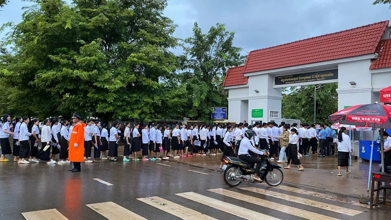ក្រសួង​អប់រំ​ប្រាប់​ឱ្យ​បេក្ខជន​ប្រឡង​បាក់ឌុប​ត្រៀម​សម្ភារៈ​ការពារ​ទឹកភ្លៀង​