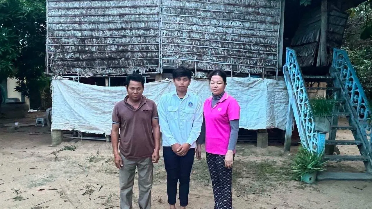 ឪពុក​ជា​កសិករ ​និង​ម្តាយ​ជា​កម្មការិនី​រោងចក្រ​ ​យុវ​សិស្ស​ ស៊ុយ ពិសី​ ​ជំនះ​ភាព​ខ្វះខាត​ដណ្ដើម​បាន​និទ្ទេស​ A ​និង​ត្រៀម​បន្ត​ក្ដី​ស្រមៃ​ជំនាញ​ទំនាក់ទំនង​អន្តរជាតិ​