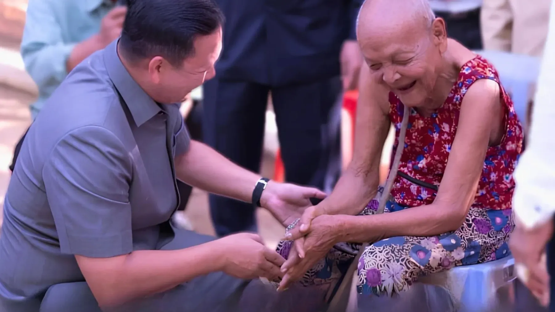 ទិវាមនុស្សចាស់! សម្តេចធិបតីអំពាវនាវដល់គ្រប់គ្រួសារ បន្តពង្រឹងសីលធម៌ អប់រំកូនចៅឱ្យ​ចេះគោរពមាតាបិតា ជីដូនជីតា និង​ព្រឹទ្ធាចារ្យ
