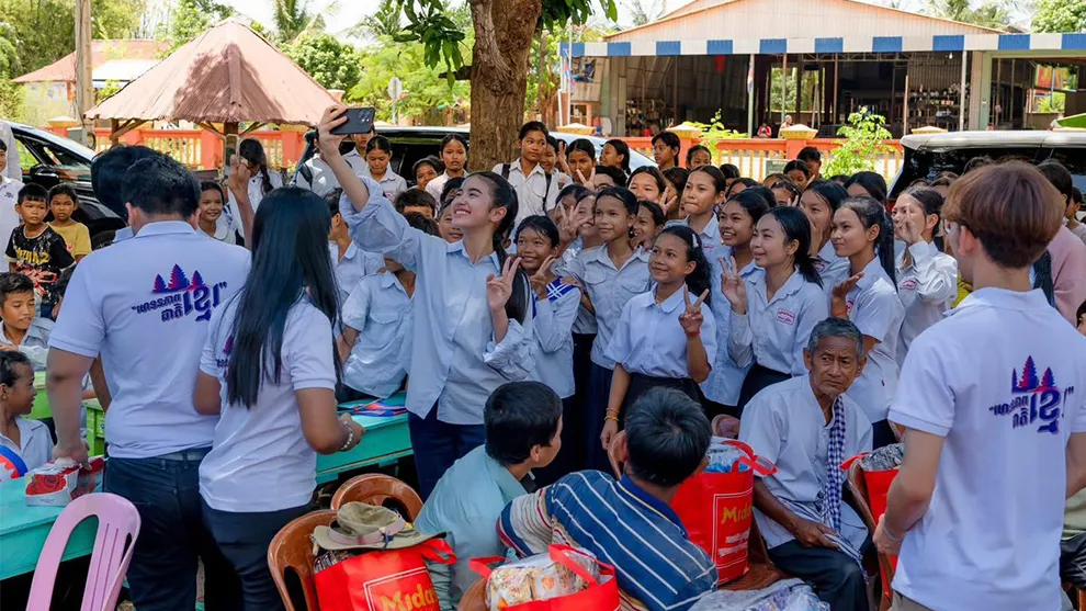 ព្រះនាងតូច ជេនណា យាងដល់ទីណាក៏មានហ្វេនចោមរោមដែរ ពិសេសក្មេងៗ