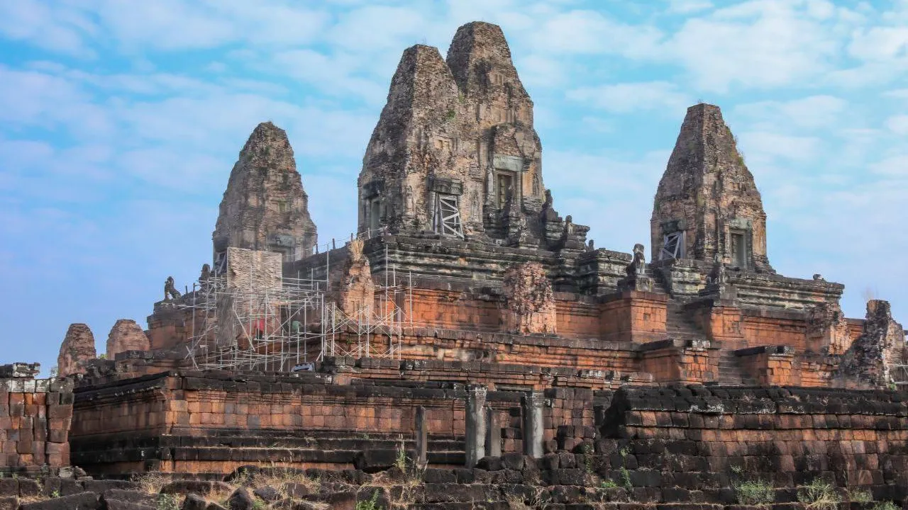 អាជ្ញាធរជាតិអប្សរា ជួស​ជុលប៉មឥដ្ឋលេខ១០ និងកម្រាលថ្មបាយក្រៀមនៅជ្រុងនិរតីនៃរួតទី១ នៃប្រាសាទប្រែរូប