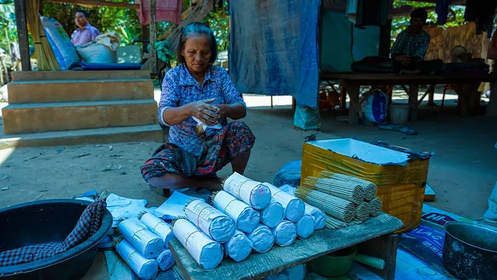 របរធ្វើធូបបុរាណ ក្នុងស្រុកអង្គរធំ-សៀមរាប ប្រឈមការបាត់បង់ បើសិនគ្មានអ្នកបន្តវេន