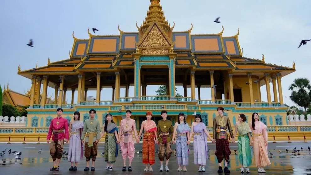 ការតុបតែងខ្លួនបែបបុរាណថតនៅមុខព្រះបរមរាជវាំងកំពុងពេញនិយមទាំងភ្ញៀវជាតិ និងអន្តរជាតិ