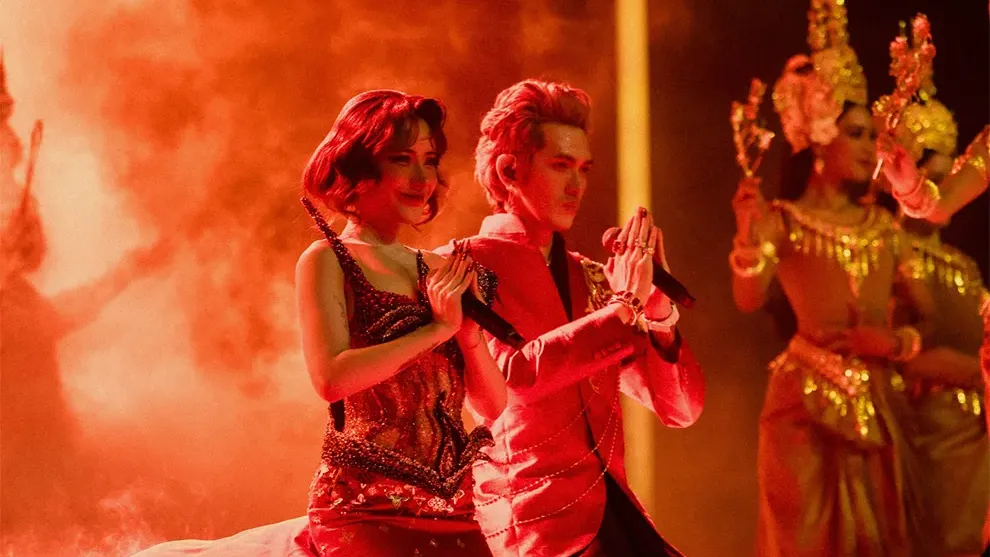 អ្នកទស្សនារាប់ម៉ឺននាក់ហ៊ោកញ្ជ្រៀវ គាំទ្រការសម្ដែង ទេព បូព្រឹក្ស &amp; ជី ដេវីត នៅ Round Festival