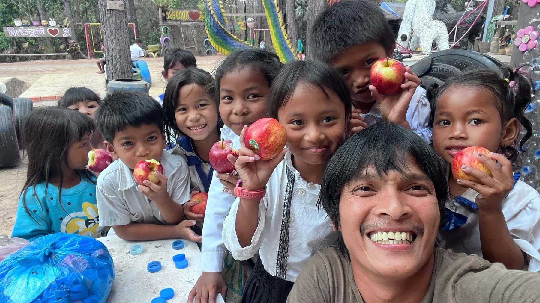 ស្ថាបនិកសាលាដូង អំពាវនាវសប្បុរសជនជួយធុងចម្រុះទឹកសម្រាប់ក្មេងតូចៗលើភ្នំគិរីរម្យ