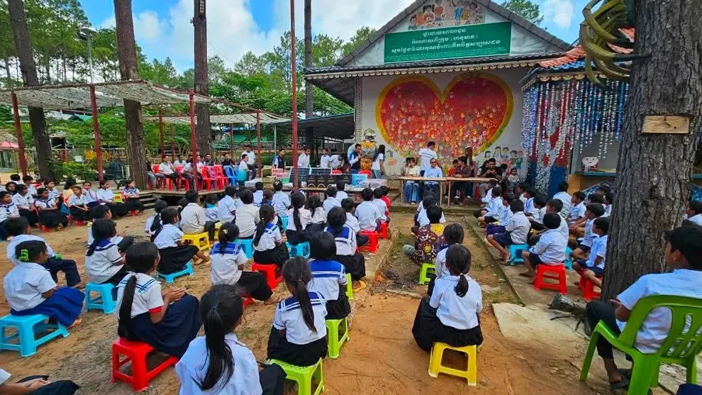 ទី​បំផុត​ផ្ទះ​ស្នាក់​របស់​លោកគ្រូអ្នកគ្រូបង្រៀននៅសាលា​ដូង ​​មិន​មាន​ការ​រុះរើ ថែម​ទាំងទទួលបានការ​ឧបត្ថម្ភ​ពី​រដ្ឋាភិបាល
