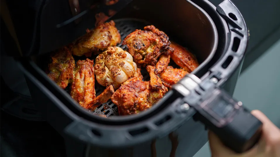 ប្រើម៉ាស៊ីនបំពង Air Fryer រាល់ថ្ងៃ ត្រូវប្រយ័ត្ន! ៥ កំហុសនេះធ្វើឱ្យអាហារមិនឆ្ងាញ់ ថែមទាំងប្រឈមហានិភ័យសុខភាព