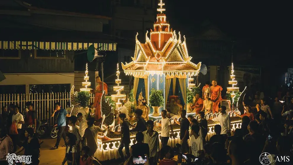 ប្រពៃណីបណ្ដែតប្រទីបអ្នកស្រុកអង្គរ បន្តថែដល់សព្វថ្ងៃលើទឹកដីសៀមរាប