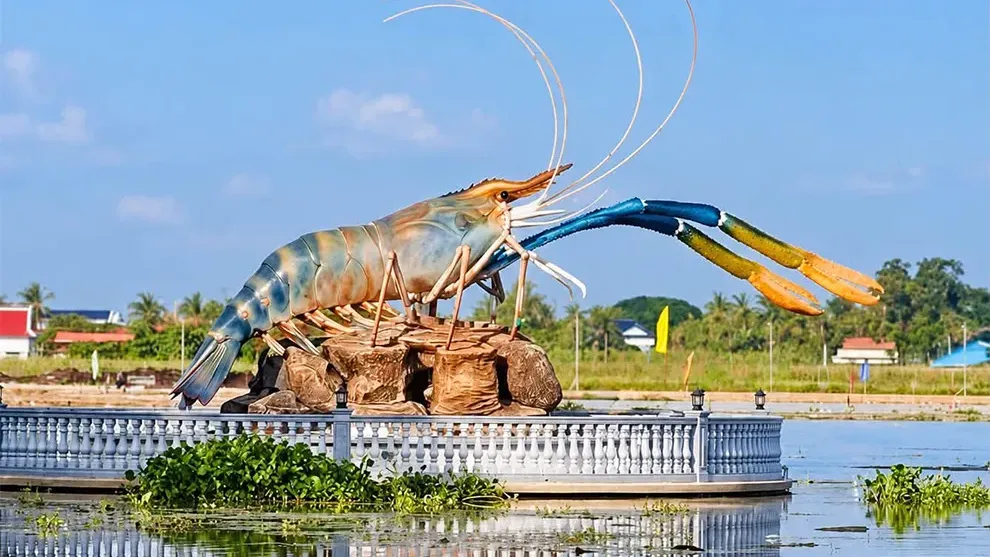 ឲ្យពិន្ទុប៉ុន្មាន? រូបសំណាក «បង្កងទឹកសាប» លេចចេញជារូបរាង លើទឹកដីខេត្តតាកែវ