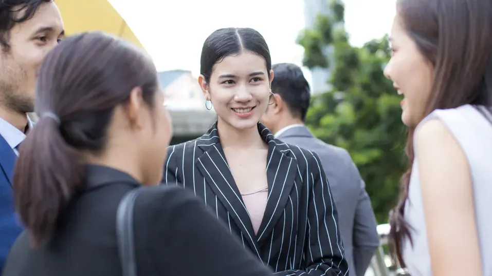 Connection ល្អមិនមែនគ្រាន់តែស្គាល់មុខស្គាល់ឈ្មោះ តែត្រូវឱ្យគេដឹងថាយើងពូកែអ្វី និងជួយអ្វីគេបាន! ចង់ពង្រីកបណ្ដាញទំនាក់ទំនង គួរស្វែងយល់ ៣ វិធីសាស្ត្រខាងក្រោម