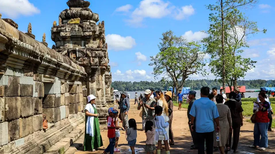 មុនបើកសម្ពោធផ្លូវការខែក្រោយ  ប្រាសាទមេបុណ្យខាងលិច កំពុងទាក់ទាញទេសចរចូលទស្សនាហូរហែ