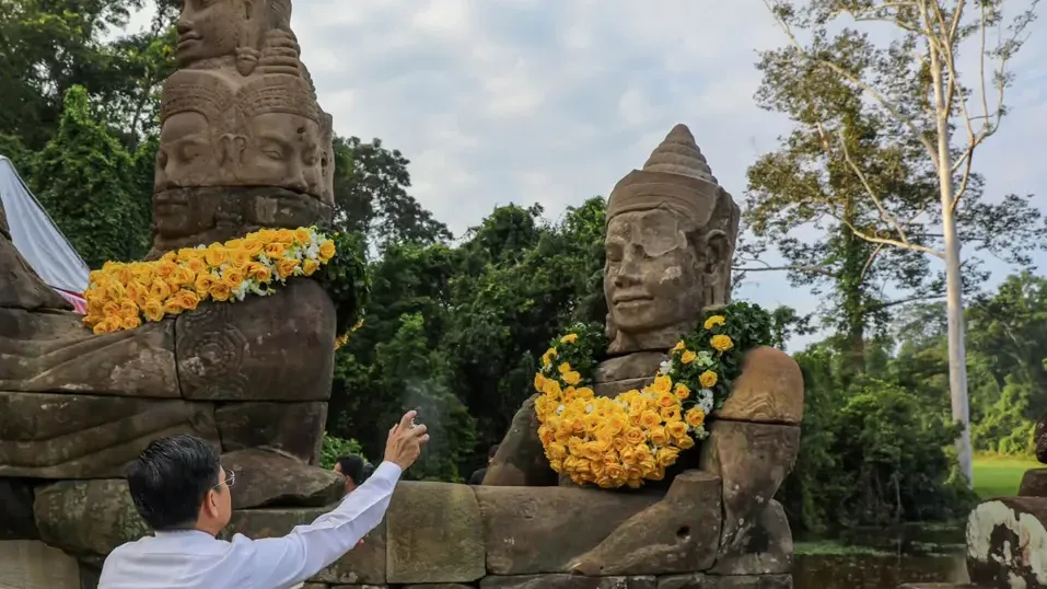 អាជ្ញាធរ​ជាតិ​អប្សរា ធ្វើពិធីភ្ជាប់​ព្រះសិរ និង​បើក​ព្រះ​នេត្រ​ចម្លាក់​ទេព២ នៅ​ខ្លោងទ្វារជ័យ